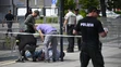 Na snímke policajti zatýkajú muža po streľbe na predsedu vlády Roberta Fica na výjazdovom rokovaní vlády v Handlovej