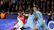 Bacary Sagna z ManCity sa snaží odstaviť od lopty Kyliana Mbappého (vľavo) z Monaca v odvete osemfinále LM.