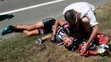 Francúzskeho cyklistu Warrena Barguila ošetrujú po páde na 10. etape na TdF z Tarbes do La Pierre-Saint-Martin. 