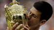 Novak Djokovič po roku bozkáva wimbledonskú trofej, vo finále opäť porazil Rogera Federa.