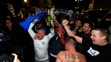 Fanúšikovia Leicester City oslavujú majstrovský titul v anglickej futbalovej Premier League.