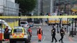 Policajti v blízkosti Manchester Arena. 