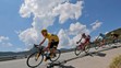 Chris Froome so skupinou favoritov pri zjazde v 17. etape Tour de France.