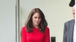 Kate Middleton v červenej sukni a saku.