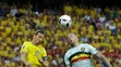 Na snímke vľavo švédsky útočník Zlatan Ibrahimovič a vpravo belgický hráč Toby Alderweireld.