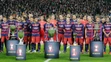 Hráči FC Barcelona s víťaznými trofejami 2015 – španielska liga i pohár, LM, európsky Superpohár a MS klubov.