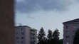 Fotomontáž medveďa medzi bytovkami