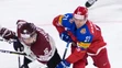 Alexander Barabanov (vpravo) z Ruska sa snaží uniknúť Lotyšovi Kasparsovi Daugavinšovi v zápase MS 2017.