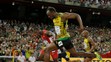 Usain Bolt víťazi vo finále na 100 m na MS v atletike o sekundu pred Justinom Gatlinom (USA) v červenom drese.