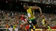 Usain Bolt víťazi vo finále na 100 m na MS v atletike o sekundu pred Justinom Gatlinom (USA) v červenom drese.