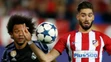 Vpravo hráč Yannick Carrasco (Atletico) v súboji o loptu Marcelom (Real).
