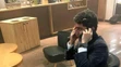 Muž telefonuje po útoku na bruselskom letisku Zaventem.