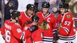 Marián Hossa sa teší so spoluhráčmi po strelení gólu.
