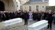 Nosiči vypúšťajú holubice počas pohrebu dvoch sestrier Marion a Anny Petardových vo francúzskom meste Blois.