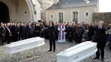 Nosiči vypúšťajú holubice počas pohrebu dvoch sestrier Marion a Anny Petardových vo francúzskom meste Blois.