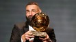 Francúzsky futbalista a hráč tímu Real Madrid Karim Benzema sa stal víťazom Zlatej lopty 2022.