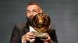 Francúzsky futbalista a hráč tímu Real Madrid Karim Benzema sa stal víťazom Zlatej lopty 2022.