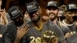 Dojatý LeBron James s trofej pre šampiónov NBA.