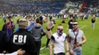 Priaznivci Lyonu a Besiktasu vtrhli na trávnik pred štvrťfinále EL.