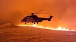 Na snímke z videa islandskej pobrežnej stráže láva tečie z kopca neďaleko obce Grindavík na islandskom polostrove Reykjanes.