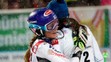 Veronika Velez-Zuzulová (vľavo) gratuluje Petre Vlhovej k víťazstvu v slalome vo Flachau.