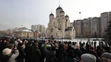 Tisícky ľudí, ktorí sa prišli rozlúčiť s Navaľným, počas vykladania rakvy skandovali jeho meno. 
