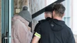 Alenu Zsuzsovú predvádzajú na výsluch.