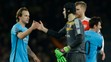 Brankár Arsenalu Petr Čech si podáva ruku s Ivom Rakitičom, v pozadí Lionel Messi.