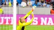 Brankár Adrián Chovan (Slovan) v penaltovom rozstrele v odvete play off Európskej konferenčnej ligy proti Mostaru.