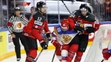 Dvojica Kanaďanov Colton Parayko (vľavo) a Marc-Edouard Vlasic atakuje v semifinále MS 2017 Rusa Nikitu Kučerova (v strede).