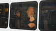 Julian Assange gestikuluje počas príchodu na súd po zatknutí v Londýne.
