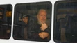 Julian Assange gestikuluje počas príchodu na súd po zatknutí v Londýne.