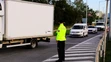 Policajti usmerňujú dopravu na križovatkách pred Banskou Bystricou.