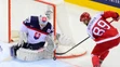 Na snímke vľavo slovenský brankár Ján Laco a vpravo Mikkel Boedker z Dánska.