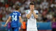 Obranca Anglicka Gary Cahill si zakrýva tvár po osemfinálovom vypadnutí na ME s Islandom.