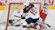 Clayton Keller (vľavo) z USA strieľa gól Dánom na MS 2017.