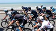 Christopher Froome (v strede) a Vincenzo Nibali (vzadu vpravo) počas 6. etapy na TdF.