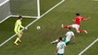 Hráč Severného Írska Gareth Mcauley dáva vlastný gól po prudkej lopte hráča Walesu Garetha Balea do šestnástky na ME.