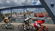 Cyklisti prechádzajú cez most poča 12. etapy Tour de France