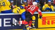 Zľava Švéd John Klingberg a Švajčiar Philipp Kurashev v dueli na MS 2019.