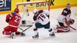 V súboji pri bránke ruský kanonier Artemij Panarin strieľa gól brankárovi USA Keithovi Kinkaidovi cez hráča USA Bradyho Skjeia v