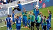 Taliansky brankár Gianluigi Buffon visí na bráne po výhre 2:0 v osemfinále ME proti Španielsku.
