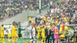 Hráči Rumunska a Kosova opúšťajú hraciu plochu štadióna.