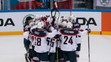 Americkí hokejisti sa tešia po výhre 2:1 nad výberom Českej republiky po predĺžení a samostatných nájazdoch vo štvrťfinále MS v 