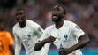 Francúz Dayot Upamecano oslavuje gól v kvalifikácii ME 2024 proti Holandsku.