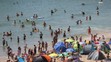 Pláž v britskom Bournemouthe doslova prská vo švíkoch.