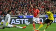 Pierre-Emerick Aubameyang z Dortmundu sa snaží prekonať gólmana Benficy Edersona v osemfinále LM.