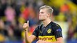 Zľava Erling Haaland a Dan-Axel Zagadou z Borussie Dortmund oslavujú gól v prvom osemfinále LM proti PSG.