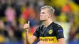 Zľava Erling Haaland a Dan-Axel Zagadou z Borussie Dortmund oslavujú gól v prvom osemfinále LM proti PSG.