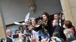Peter Sagan a manželka Katarína vypustili holubice po obrade v kostole v Dolnom Kubíne. 11. novembra